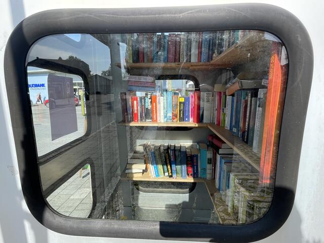 Blick in die Bücherzelle, in der sich hunderte verschiedene Bücher finden. Vom Roman, zum Sachbuch über dicke Schmöker.  | Foto: sm