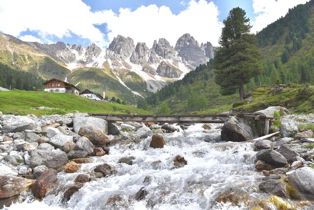 Der Sendersbach bietet auf dem Weg in die Kemater Alm auf der gesamten Länge eine wunderbare Abkühlung.
  | Foto: Manfred Hassl