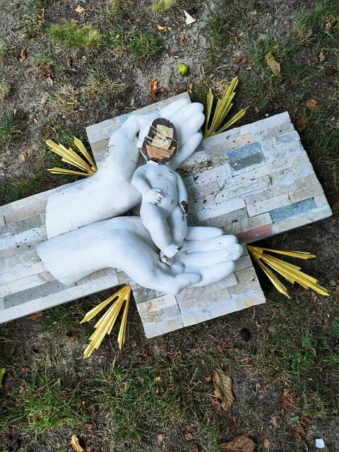Mehrere Statuen wurden Opfer eines Vandalenaktes.  | Foto: FPÖ Floridsdorf