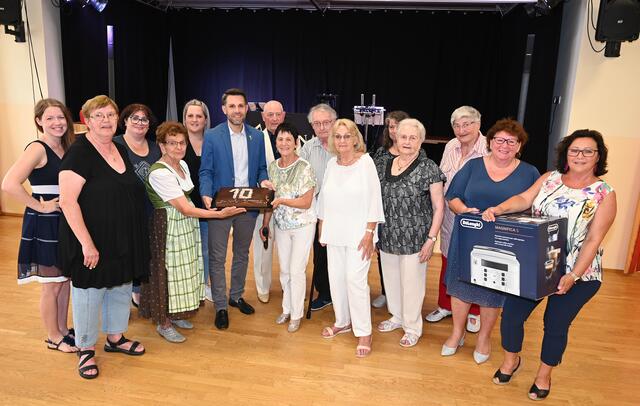Bürgermeister René Klimes, Vizebürgermeisterin Claudia Mozelt, GGR Andrea Komzak, GR Tanja Hametner, GR Kristina Hasenöhrl und GR Maria Lenk mit den Bewohnerinnen und Bewohnern des Generationenhauses Kastanienallee. | Foto: S. Pohl