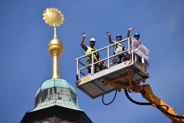 Die Sonne ist auf die Spitze der Haydnkirche zurückgekehrt.  | Foto: Stefan Schneider