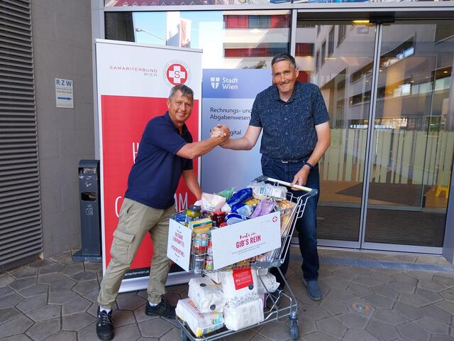 Georg Jelenko, Leiter der Sozialmärkte beim Samariterbund Wien, bedankte sich herzlich bei Andreas Borusik (rechts).  | Foto: Samariterbund