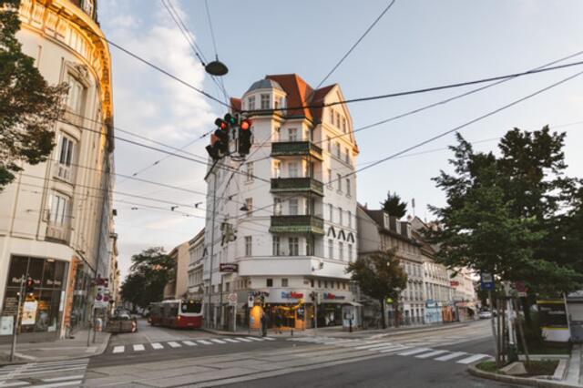 Die Wiedner Hauptstraße erhält neue Gleise durch die Wiener Linien und soll im Zuge dessen auch umgestaltet werden.  | Foto: DerMann