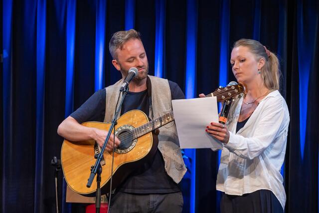 BERÜHREND. LISA UND FLO SEXL mit dem Lieblingslied von Papa GERHARD SEXL † "Alle Flüsse fließen weiter ..."  | Foto: Flo Stecher/Illusionsbanderolen
