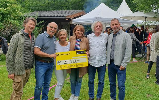 Vlnr.: Edi Schmöller (Bauleiter und Koordinator),
Gebhard Stefl (HS Lehrer i.R.), Anja Jung, Claudia Fürstauer, Günther Engelbrecht (Vorsitzender des Fondrats), Heinz Fürstauer. | Foto: Gebhard Stefl