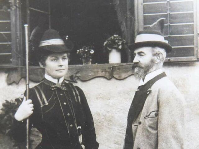 Kaiserin Sisi mit Sensenfabrikant Michael Piesslinger vor dem Gasthaus in Steyrling. | Foto: Archiv: Familie Schwarz