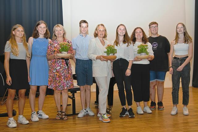 Ein besonderer Dank der vierten Klassen ergeht an die Klassenvorstände Margarete Lau, Sabine Lindorfer und Anja Lindorfer. | Foto: Alfred Hofer