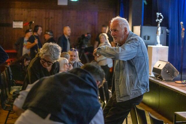 DOYEN des Theaterverbandes. Fast wurde die Banderolenübergabe VERGESSEN. Gottseidank - nachgeholt. Zwischen Tür und Angel. EKKEHARD SCHÖNWIESE und seiner Begleitung SEI DANK. | Foto: Flo Stecher/Illusionsbanderolen