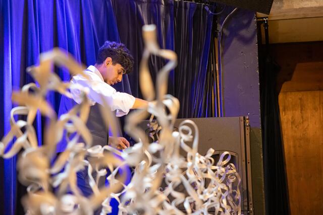 OMAR ALTHALER als Bühnenassistenz | Foto: Flo Stecher/Banderolenfest