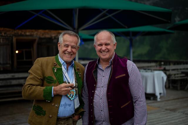 Manager Siegfrid Wolf (l.) mit Rallyleiter Armin Schwarz (r.) beim BMW Hüttenabend auf der Rudalpe Lech. | Foto: Lech Zürs Tourismus, Dietmar Hurnaus