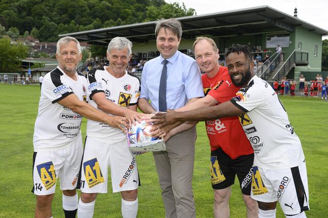 v.l.n.r.: Heinz Koller; Manfred Jauk, LTAbg. Gerald Holler, Günther Rabensteiner, Henry Darko bei der Übergabe des Matchballs zum 75-jährigen Jubiläum. | Foto: Pixelmaker
