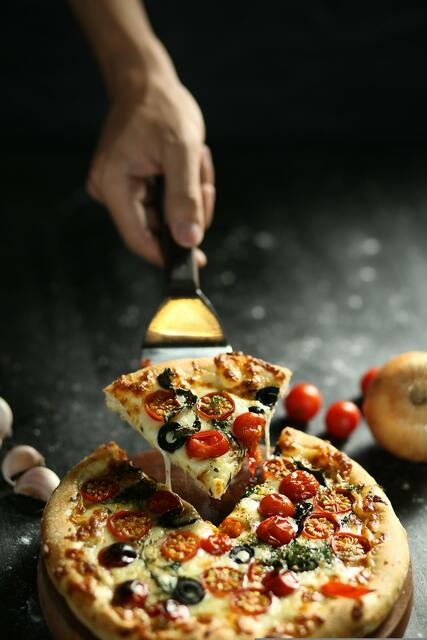 Auch eine vegane oder vegetarische Pizza schmeckt bekömmlich. | Foto: Pixabay/Hoaluu