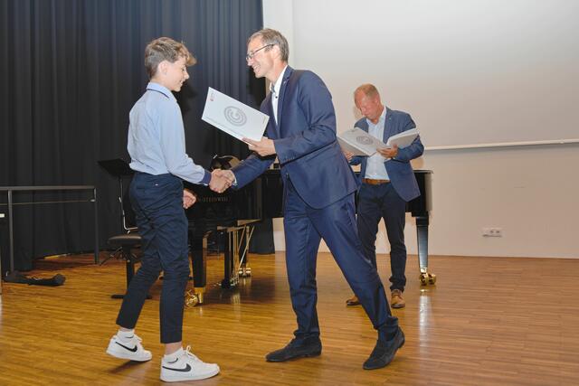 Die Schüler freuten sich über das Zertifikat, das sie von Ronald Bieber überreicht bekamen. | Foto: Alfred Hofer