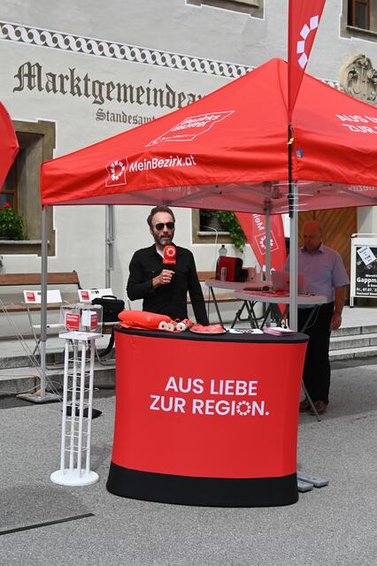 Peter J. Wieland beim Anmoderieren eines Videoclips. | Foto: Peter Bolha
