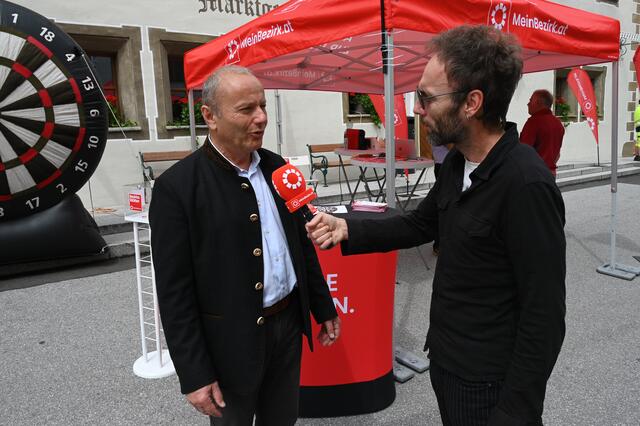 Bürgermeister Herbert Eßl (li.) im Gespräch mit Peter J. Wieland (RegionalMedien Salzburg). | Foto: Peter Bolha