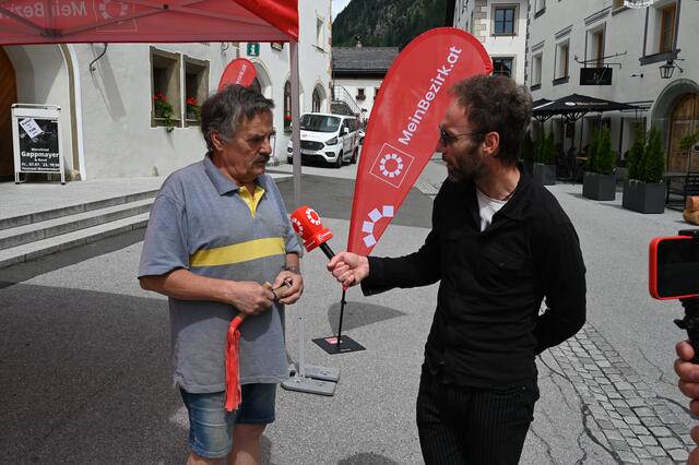 Johann Lüftenegger (li.) erzählte Peter J. Wieland aus seinem früheren Berufsleben als Briefträger. | Foto: Peter Bolha