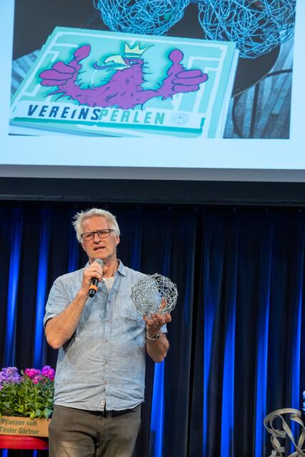 Alois Schild mit dem "ENERGIEBÜNDEL" ... | Foto: Flo Stecher/Illusionsbanderolen