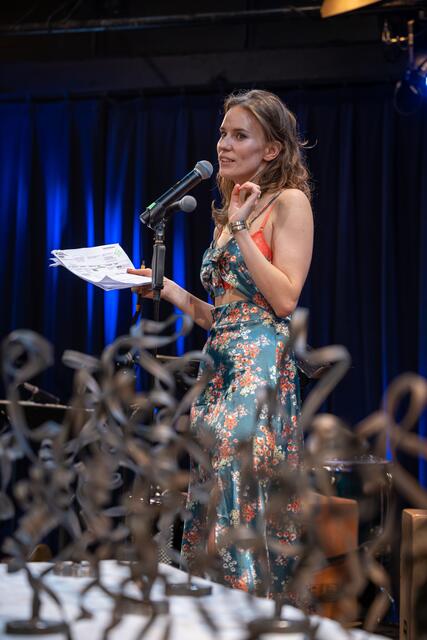 GABRIELA SCHILD (Moderation) | Foto: Flo Stecher/Illusionsbanderolen