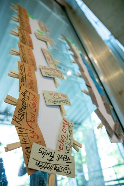 Vorbereitete Erkennungszeichen für die Ausgewählten. | Foto: Flo Stecher/Illusionsbanderolen