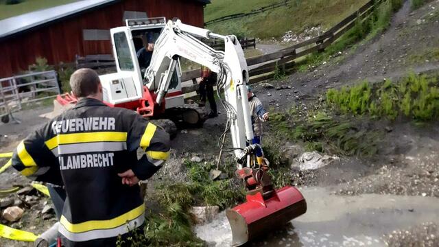Die Aufräumarbeiten haben längst begonnen. | Foto: Feuerwehr