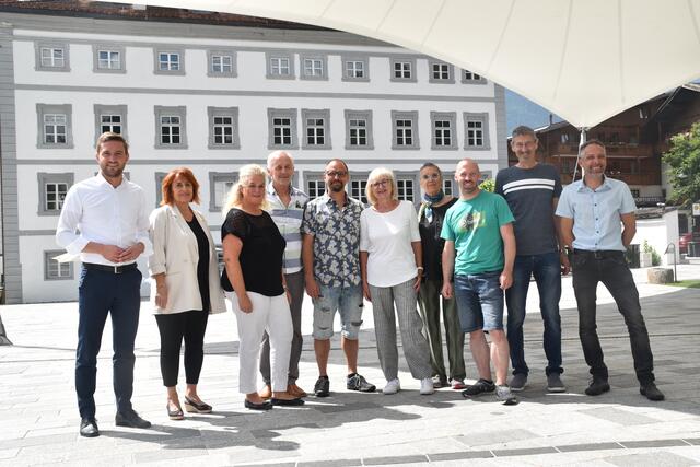 Im Schloss Fügen wird ab 14. August Theater gespielt. Bgm. Dominik Mainusch, Kulturreferentin Gabi Schiestl  und das Ensemble freuen sich auf die Premiere.  | Foto: privat