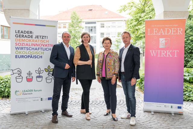 Christoph Stark (Sprecher der Leader-Regionen, Abgeordneter zum Nationalrat), Landesrätin Barbara Eibinger-Miedl, Landesrätin Ursula Lackner und Mario Abl (stellvertretende Sprecher der Leader-Regionen) (v.l.) freuen sich über den nächsten Zeitraum der Leader-Regionen.  | Foto: Land Steiermark/ Binder