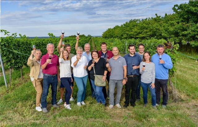 Die Lutzmannsburger Winzerfamilien laden zum Internationalen Rotweinerlebnis Lutzmannsburg. | Foto: Weinbauverein Lutzmannsburg