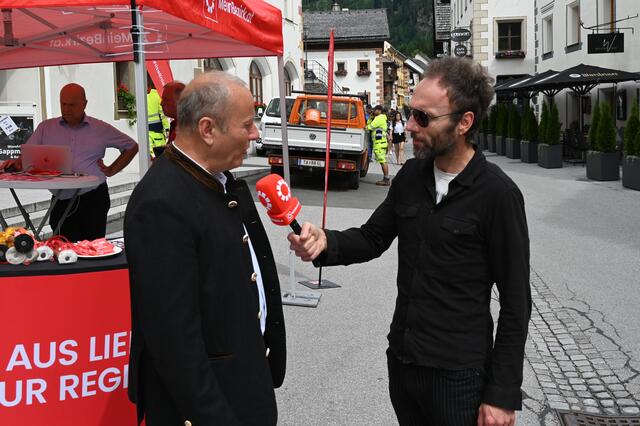 Bürgermeister Herbert Eßl (li.) im Gespräch mit Peter J. Wieland (RegionalMedien Salzburg). | Foto: Peter Bolha