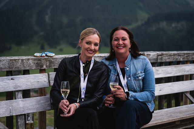 Chefredakteurin der Vorarlbergin Cornelia Amann (l.) mit Oldtimer - Freundin Christine Duelli. | Foto: Lech Zürs Tourismus, Dietmar Hurnaus