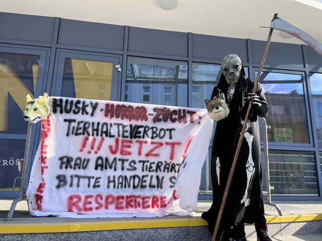 Der Verein RespekTiere führte am 28. Juni 2023 eine Aktion vor der BH Gmünd durch. | Foto: Verein RespekTiere