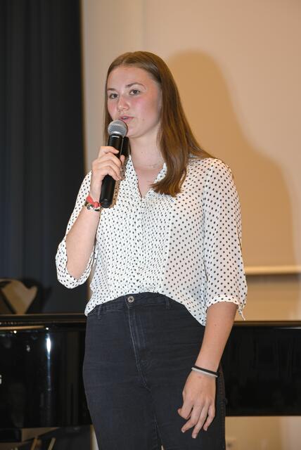 Maria Wakolbinger aus der vierten Klasse begrüßte in Vertretung der Schüler die Feiergäste. | Foto: Alfred Hofer