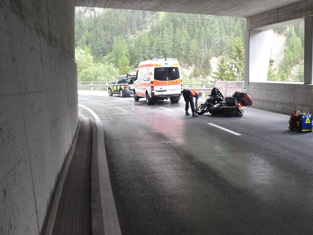 Bei einem Motorradunfall in Martina unweit der österreichischen Grenze wurde eine Deutsche verletzt. | Foto: Kantonspolizei Graubünden