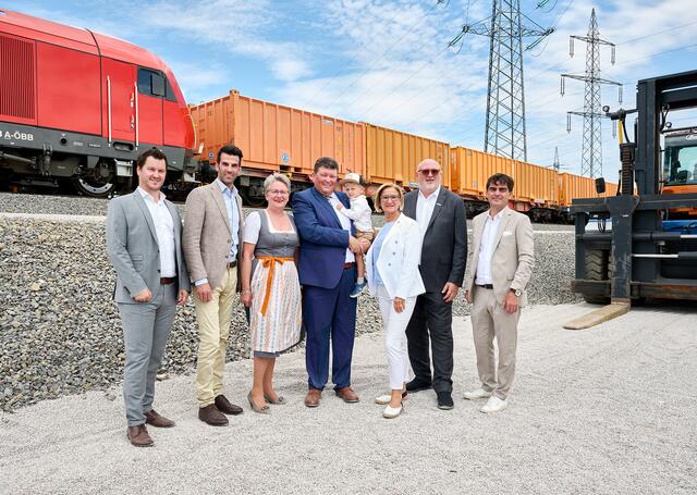Kurt Bernegger jun., LH-Stellvertreter Udo Landbauer, Bürgermeisterin Magdalena Batoha, Kurt Bernegger mit Enkel Theo, Landeshauptfrau Johanna Mikl-Leitner, ÖBB-Vorstandsvorsitzender Andreas Matthä und Landtagsabgeordneter Christian Gepp bei der Eröffnung des neuen Bernegger-Standortes in Leobendorf (v.l.n.r.). | Foto: NLK Pfeiffer
