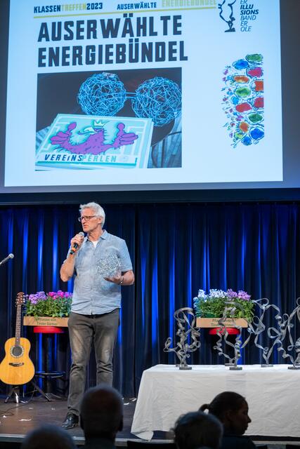 Alois Schild erklärt die Zusammenhänge zwischen den VEREINSPERLEN und dem ENERGIEBÜNDEL ... | Foto: Flo Stecher/Illusionsbanderolen