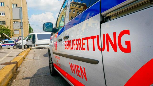 Um wohl einer Festnahme zu entgehen sprang ein 17-Jähriger aus dem Fenster, nachdem die Polizei wegen des Verdachts des Drogenhandels vor seiner Tür stand. (Symbolfoto) | Foto: Berufsrettung Wien