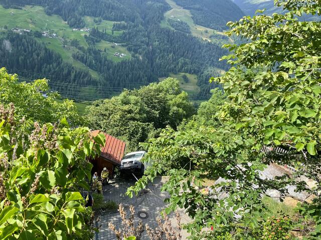 Am Dienstag in der Früh kam in Fließ ein geparkter Kleintransporter ins Rollen und stürzte über einen steilen Abhang ab. | Foto: Zoom.Tirol
