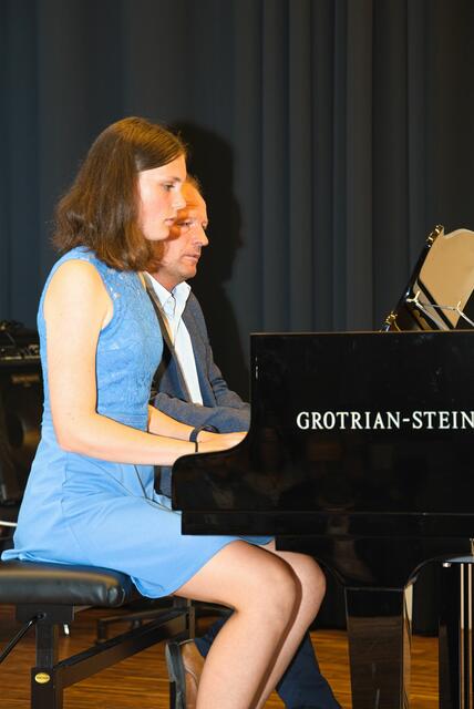 Verschiedene Schülerinnen spielten bei der Feier mit Direktor Hans-Peter Indra mehrere Stücke Klavierstücke. | Foto: Alfred Hofer