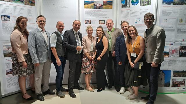 Abordnungen der Regionalmanagements Kitzbüheler Alpen, regio³, KUUSK und Schwaz beim Festakt mit LH-Stv. Josef Geisler.  | Foto: KUUSK