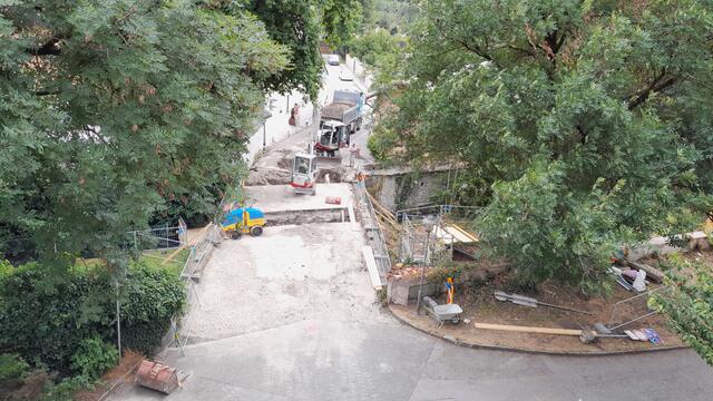 Die Brücke in der Münzergasse südlich der Haller Burg Hasegg ist bis voraussichtlich Ende August gesperrt. | Foto: Stadt Hall in Tirol 