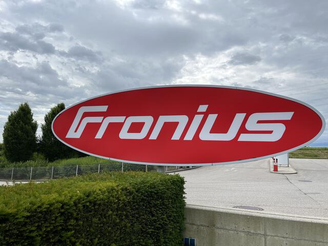 Die Bundeswettbewerbsbehörde (BWB) erhebt Vorwürfe gegen Fronius: "Kartellrechtswidrige Regeln über Gebietsaufteilung in Verträgen" liege dem Unternehmen, welches als Kronzeuge seit 2021 kooperiert, zur Last. | Foto: BRS