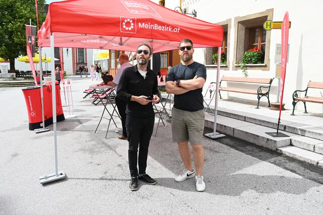 Peter J. Wieland und Stefan Schubert (beide RegionalMedien Salzburg) staunen über die historischen Bauten in Mauterndorf. | Foto: Peter Bolha