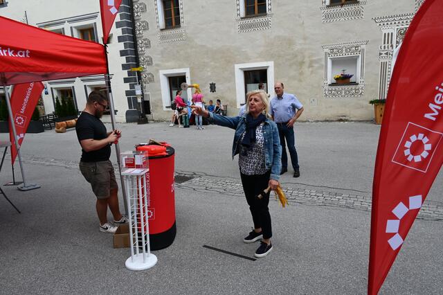 Die Burg Herrin versucht auch ihr Glück beim Dart. | Foto: Peter Bolha