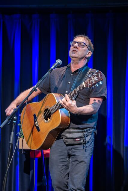 BEGEISTERTE - Mund-ART-Rocker und Singer-Songwriter DIETZ! | Foto: Flo Stecher/Illusionsbanderolen