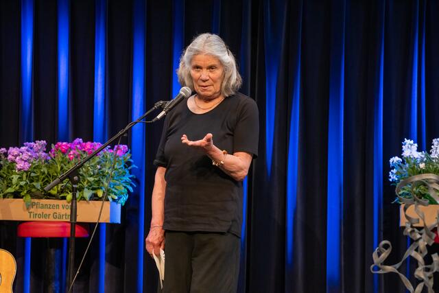 TRAUDI FUCHS hielt die beeindruckende Laudatio auf MARIA CREPAZ | Foto: Flo Stecher/Illusionsbanderolen