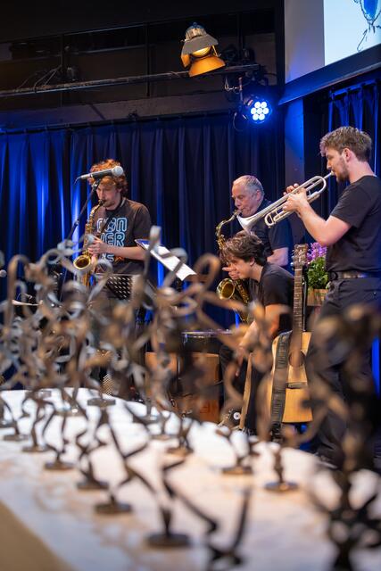 MR SAX - Florian Bramböck ließ die Jugend mitspielen (Alexander Kuttler ,Trompete, Tobias Schmid, Sax und Jonas Zink, Cajon) | Foto: Flo Stecher/Illusionsbanderolen