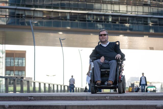 Um barrierefreie Lokale, Hotels oder Geschäfte leichter zu finden, rief Mag. Michael Sicher die Initiative "Equally Welcome" ins Leben. | Foto: G. Iby