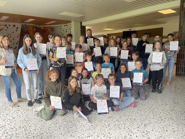Die Mittelschule Fieberbrunn hat sich an der Straßensammlung zugunsten der Krebshilfe Tirol beteiligt. | Foto: Mittelschule Fieberbrunn