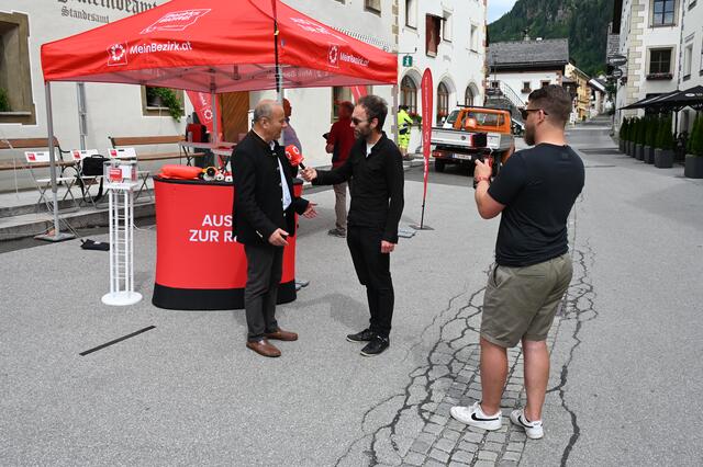 Bürgermeister Herbert Eßl (li.) im Gespräch mit Peter J. Wieland, Stefan Schuber (beide RegionalMedien Salzburg) filmt. | Foto: Peter Bolha