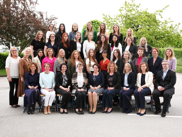 1. Reihe v. l.: Evelin Kreilinger; Barbara Auer; Antonia Priewasser; Verena Frischauf; Annemarie Berschl; Angelika Meisrimel; Rebecca Steidl; Johanna Kirmann; Stefan Plasser;
2. Reihe v. l.: Anita Bernhofer; Bettina Berger; Atefe Yaghoubi; Vivien Tokodi; Michaela Zöhrer; Maria Stöbich; Julia Walser; Marie Kulhavy; Lisa Wührer; Julia Sporer; Erna Stadler; Karin Kritzinger; Julia Schauer;
3. Reihe v. l.: Daniela Wurmhöringer; Elena Bachinger; Tatjana Winkler; Sarah Sattlecker; Eva Hargaßner; Christina Spatzenegger; Christina Veseli; Theresa Adlmaninger; Lena Kaslik;
4. Reihe v. l.: Franziska Rosenauer; Sina Wengler; Alina Hanke; Anna Hofbauer; Paulina Dicker; Laura Rosa; Vanessa Schneider;
Nicht am Bild: Alvedina Imsirovic; | Foto: HLW Braunau