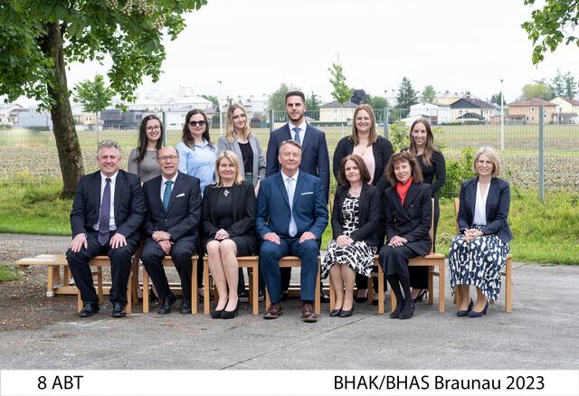 1. Reihe sitzend v.l.n.r.:
Jürgen Übelsbacher, Reinhard Birkenmeyer, Sylvia Übelsbacher, Thomas Silberhumer, Doris Kappel, Sylvia Schiffecker, Andrea Kreil
 
1. Reihe stehend v.l.n.r.:
Aylin Rainer, Benita Baksa, Denise Andraschko, Eldin Turkanovic, Alexandra Klingseisen, Kristin Wenger
 
nicht auf dem Foto:
Abnora Mehmeti | Foto: HAK/HAS Braunau